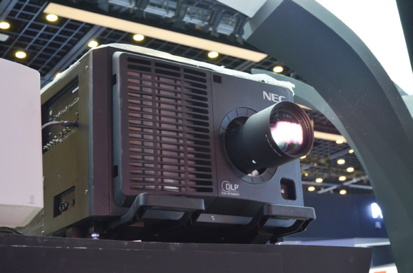 鸿合商用BG亮相Infocomm China 成全场亮点