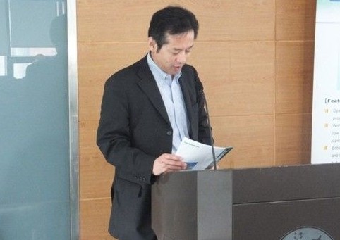 日立高新技术公司部长今田芳宪先生正在用汉语为本次专家沙龙会议致辞