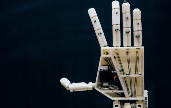 比利时大学生打造出会手语的3D打印机械手