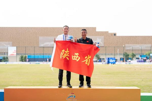 西安交大学子获首届学青会男子100米冠军