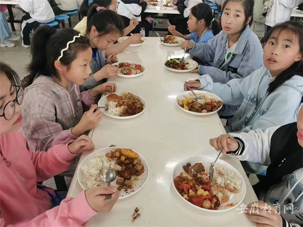 铜陵市正式实施中小学“放心午餐”工程 首日4.2万余名学生在校就餐