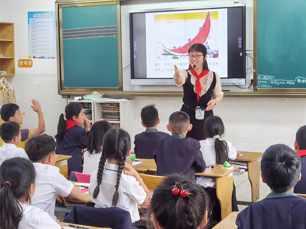 宁波大学园区图书馆小星星儿童阅读巴士驶进乡村