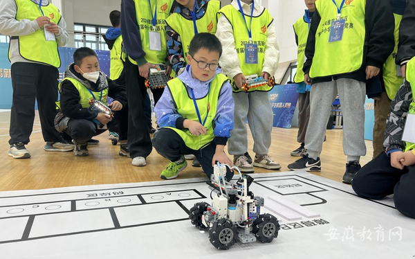 淮南高新区举办首届区级中小学生机器人竞赛