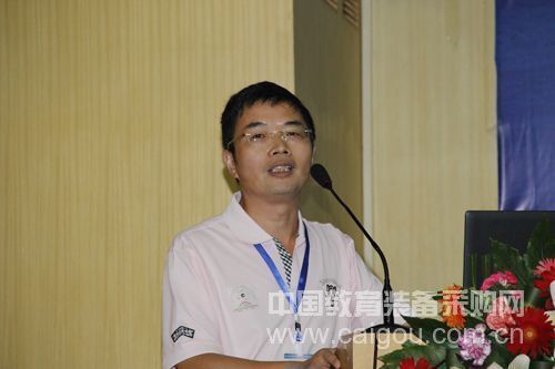 东华大学分析测试中心主任查刘生教授以《分析测试中心应为学校人才培养发挥积极的促进作用》为题做报告