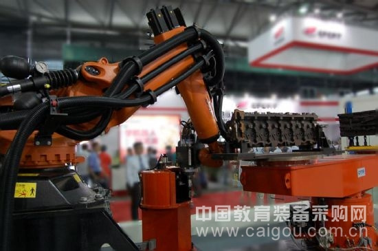 先進鑄鐵件自動精整工業機器人亮相CIROS
