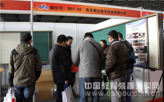 南京教育装备展:传统装备主打环保、安全牌