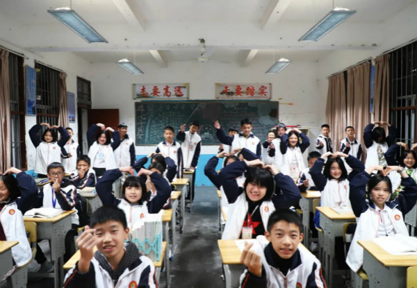 今年教師節，我們將為100位優秀教師送去光愛！