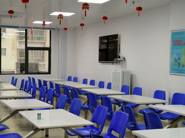 復課在即，全面盤點學?？諝庀镜淖⒁馐马?/></p><p>　　要實現食堂就餐就要減少飛沫和氣溶膠的傳播風險。一般來說，學校食堂因需要在短時間接納大批學生，整體布局較寬深，主要空氣調節以季節性空調為主，自然通風能力不足。</p><p>　　一般的裸露紫外線燈不能在食堂就餐時間使用，而且它只起到消毒作用，不具備凈化空氣中的傳播介質的作用，病毒可通過飛沫等顆粒物進行擴散。而最容易形成飛沫的時間就是就餐時段，該階段可考慮空氣消毒凈化機這類型的空氣消毒設備，挑選循環風量更大的，通過大風量凈化系統快速濾除飛沫、氣溶膠傳播介質，配合消毒功能實現雙重消毒。</p><p style=