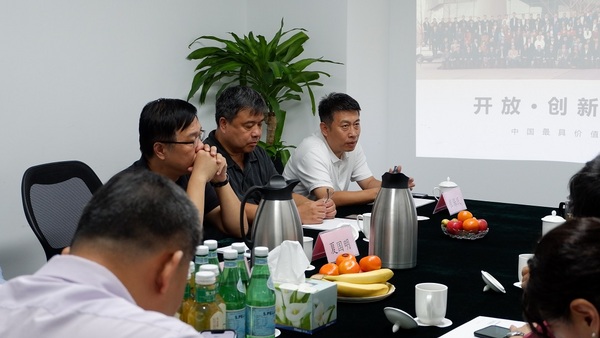 中國教育裝備行業協會常務副會長夏國明一行蒞臨中教啟星北京總部參觀指導