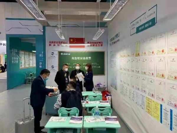 點亮中國教育裝備展，哈工大光電沖擊護眼燈第一品牌