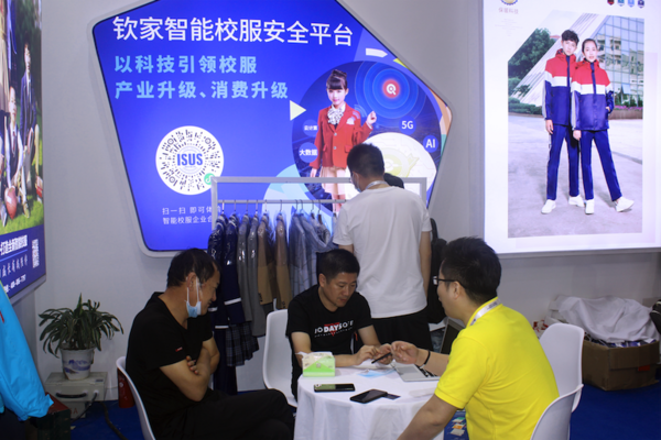 大咖莅临·签约不断·云上展览，智能校服引领中国校服流行趋势！