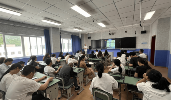 學而思啟動“手拉手”公益行動，將向100所學校教師捐贈學習機