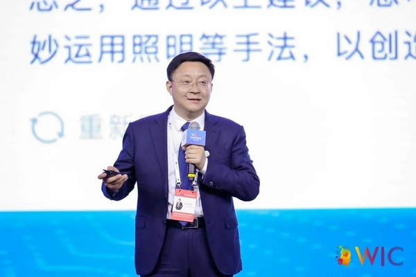 科大訊飛AI學習機驚艷亮相世界智能大會 “類人化”互動輔學廣受好評