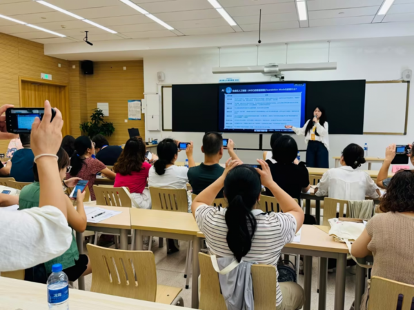 聚焦人工智能時代下的教師數字素養與勝任力提升：希沃亮相央館專題培訓班