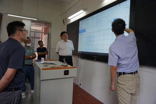 淮南市政協副主席董眾兵調研智慧學校建設與應用工作