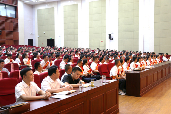 阜陽市潁上縣慶祝第40個教師節暨教育工作會議召開