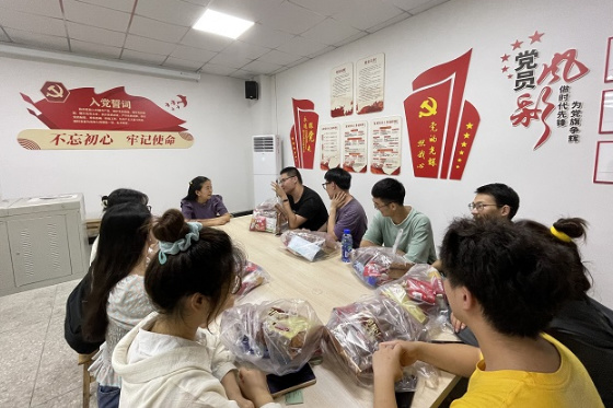 樂山師范學院馬克思主義學院慰問暑期留?？佳袑W生