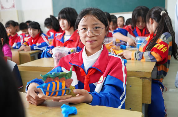 曲靖師范學院古魚王國科普宣講團帶領小學生探秘古魚文化