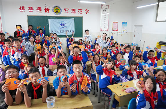 曲靖師范學院古魚王國科普宣講團帶領小學生探秘古魚文化