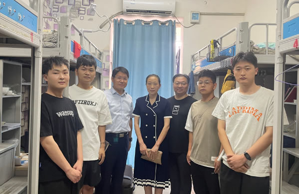 河南城建學院黨委副書記吳曉紅走訪畢業生宿舍