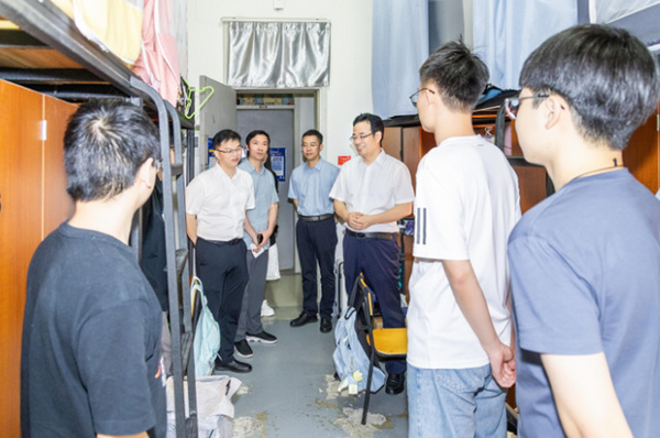 浙江海洋大學黨委書記嚴小軍、校長武傳宇帶隊走訪畢業生寢室