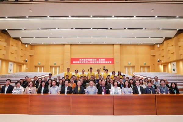 馬來西亞校長團到訪海信商用顯示，共識共創教育信息化合作