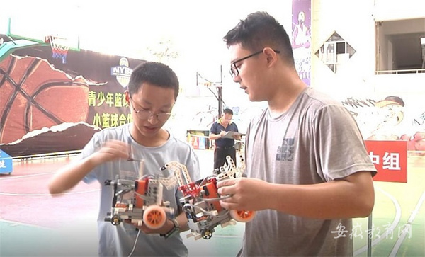 安徽歙县举行2021年中小学生机器人比赛
