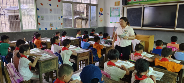 愛心助學，情暖“六一”丨博士有成對岑溪市大公小學捐資助學