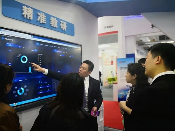 青岛展,中庆等企业签署智慧教育倡议书