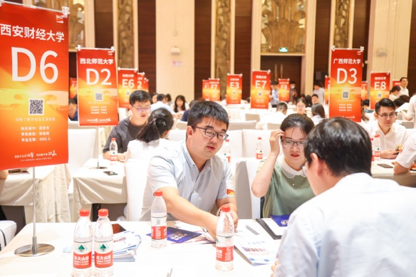 百所高校三百用人單位，齊聚易校招校企資源對接會，推動大學生就業工作良性發展
