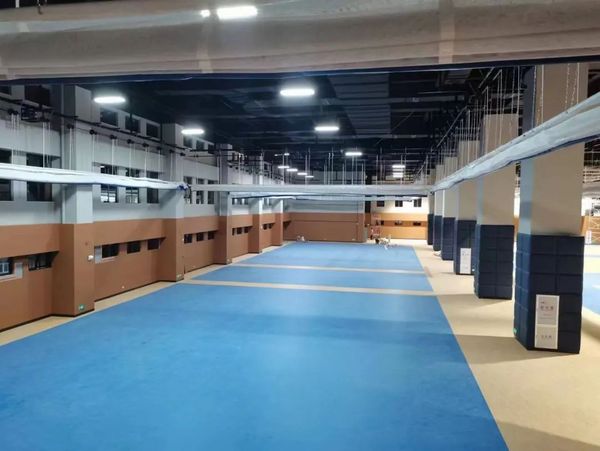 福州市時代華威中學綜合體育館引進懸掛籃球架