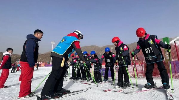 冰雪运动进校园 | 一起走进呼和浩特市中小学滑雪研学实践活动