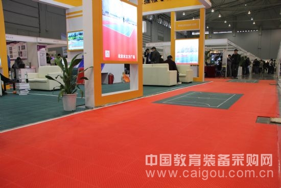 开云电竞硕德体育高教展力推悬浮性多功能运动拼装地板(图1)