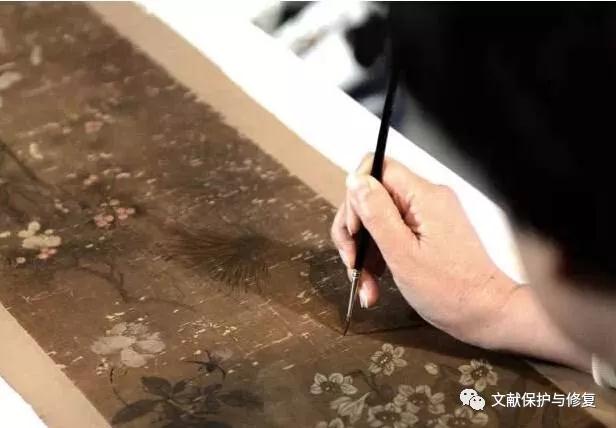 化腐朽为神奇的古旧书画修复