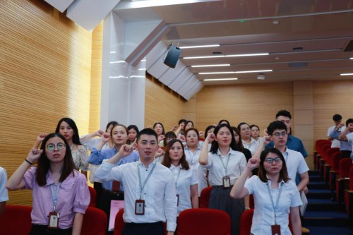 簽收一份 “討要”一份 海亮教育人收到兩份特別的教師節“禮物”